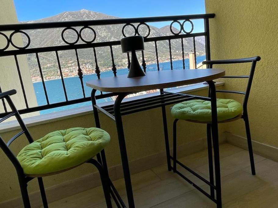 Modern Seaside Apartment With Balcony Tale Apartment Cattaro Esterno foto