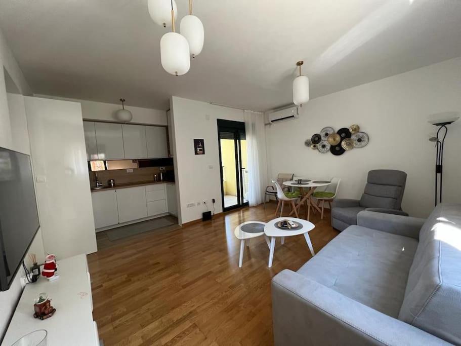 Modern Seaside Apartment With Balcony Tale Apartment Cattaro Esterno foto