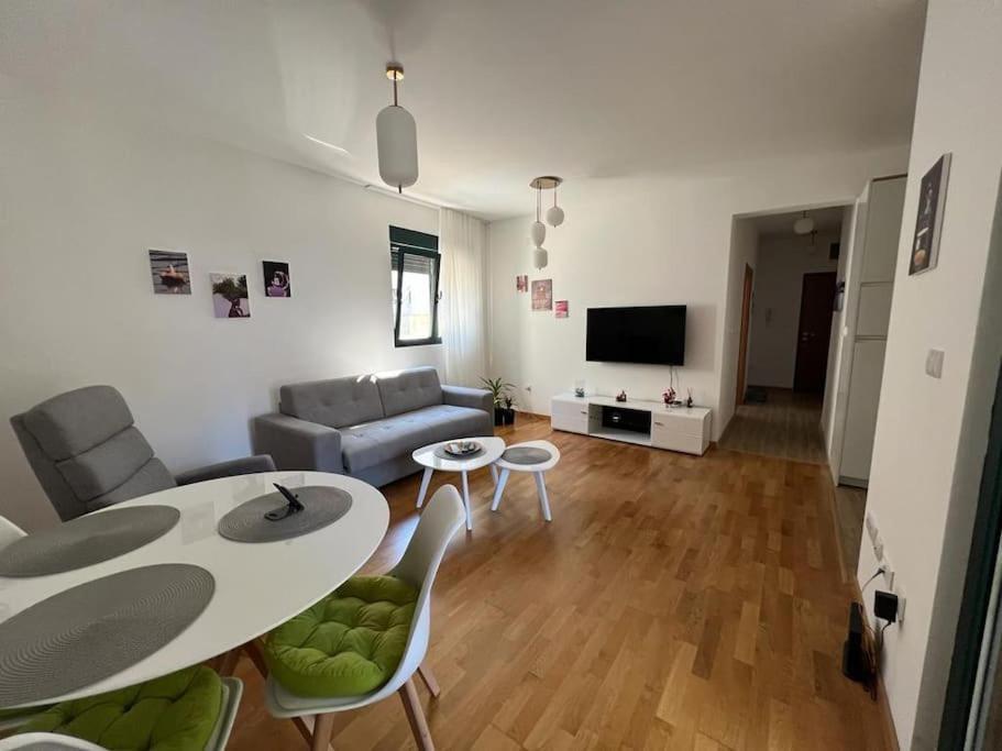 Modern Seaside Apartment With Balcony Tale Apartment Cattaro Esterno foto